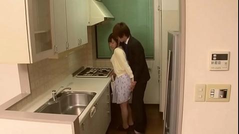 Японскую жену насилуют за спиной мужа