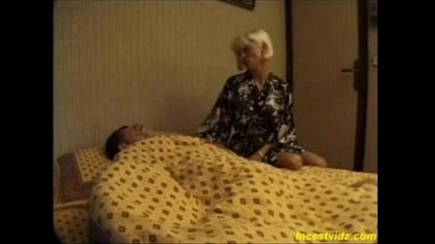 Мать разбудила сына глубоким минетом