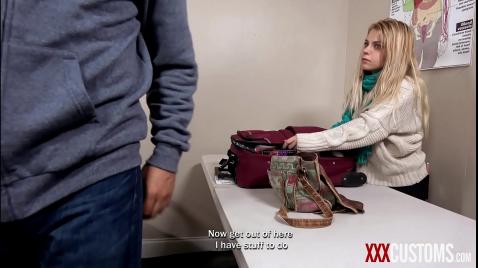 Блондинка разделась до гола в кабинете директора