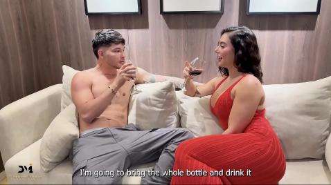 Парень с девушкой на диване выпивают