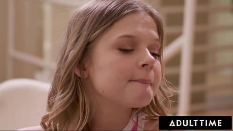 Парень ебет свою молоденькую сестрёнку