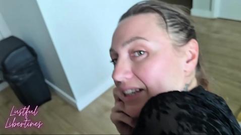 Девушка сидит на диване и мастурбирует свою письку