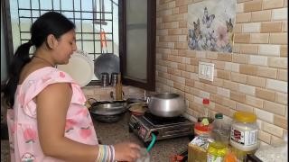 Толстушка сготовила еду обмылась перед сексом с мужем