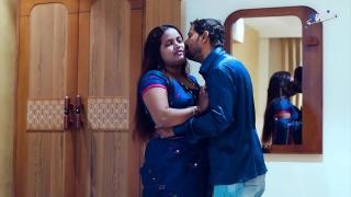 Мужчина целует и ласкает свою толстенькую жену индианку