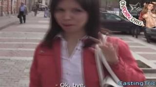 Режиссёр нашёл девушку на улице для своего нового порно фильма