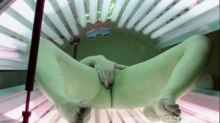 Дрочка письки в солярии