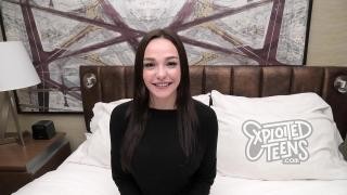 Скромняжка сосёт хуй и показывает сиськи