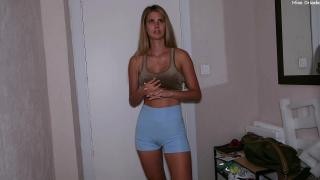 Русская школьница сосет хуй парню