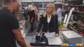 Девушка сосет член в магазине спорт товаров