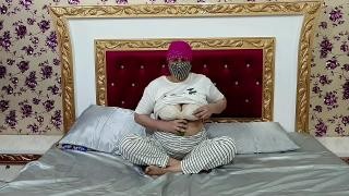 Зрелая женщина лежит в постели и мастурбирует